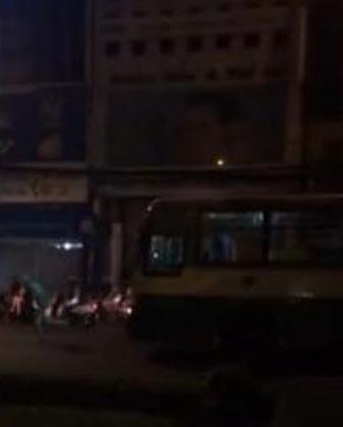 Hung hăng đập vỡ kính xe buýt, nam thanh niên bị truy sát giữa phố - ảnh 2