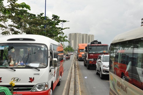 Ngày đầu nghỉ lễ, các cửa ngõ Sài Gòn tê liệt - ảnh 2