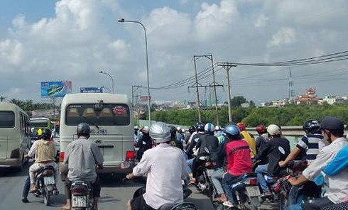 Ngày đầu nghỉ lễ, các cửa ngõ Sài Gòn tê liệt - ảnh 5