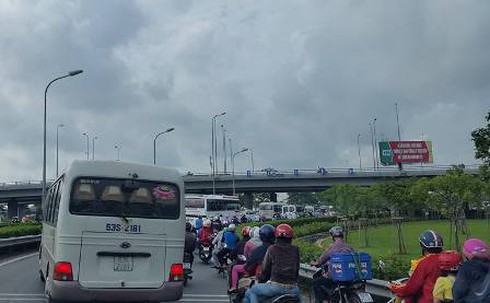 Ngày đầu nghỉ lễ, các cửa ngõ Sài Gòn tê liệt - ảnh 6