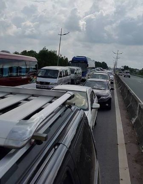 Ngày đầu nghỉ lễ, các cửa ngõ Sài Gòn tê liệt - ảnh 7