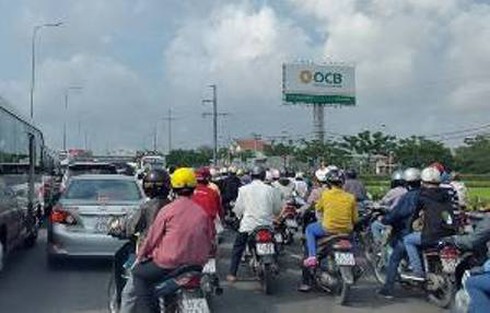 Ngày đầu nghỉ lễ, các cửa ngõ Sài Gòn tê liệt - ảnh 4