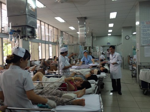 Ô tô lộn nhào xuống ruộng, 8 người thoát chết - ảnh 2