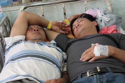 Ô tô lộn nhào xuống ruộng, 8 người thoát chết - ảnh 1