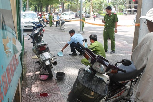 Tranh cãi chỗ đậu xe, bác xe ôm bị tài xế taxi đâm chết - ảnh 1