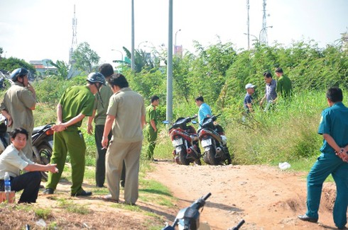 Phát hiện xác đàn ông bị cắt cổ nằm trong bụi rậm - ảnh 1