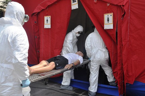 Cận cảnh diễn tập phòng chống và ứng phó dịch Ebola - ảnh 1