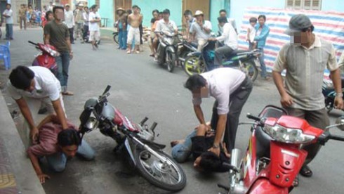 Cướp giật gặp đường đông... té xe! - ảnh 1