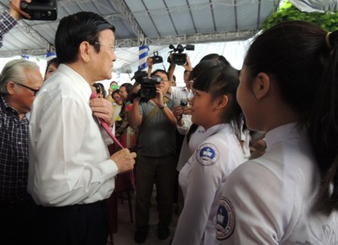 Chủ tịch nước Trương Tấn Sang đánh trống tựu trường - ảnh 3