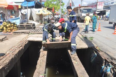 Tích cực tìm kiếm cháu bé bị nước cuốn trôi xuống cống - ảnh 2
