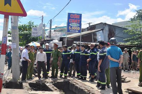 Tích cực tìm kiếm cháu bé bị nước cuốn trôi xuống cống - ảnh 1