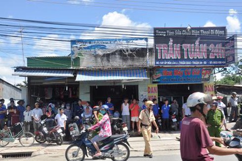 Tích cực tìm kiếm cháu bé bị nước cuốn trôi xuống cống - ảnh 3