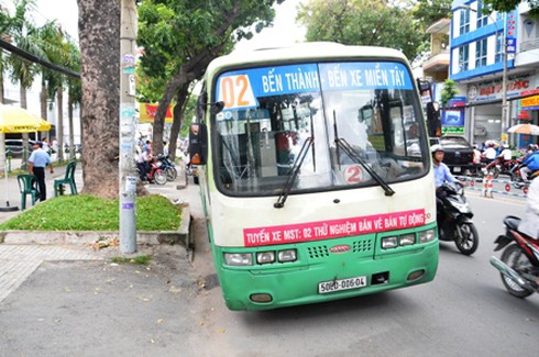 Va chạm với xe buýt, một phụ nữ bị cán nát chân - ảnh 1