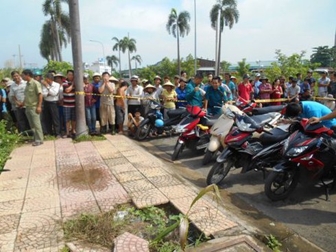 Nam thanh niên chết bí ẩn trong tư thế lái xe máy - ảnh 2