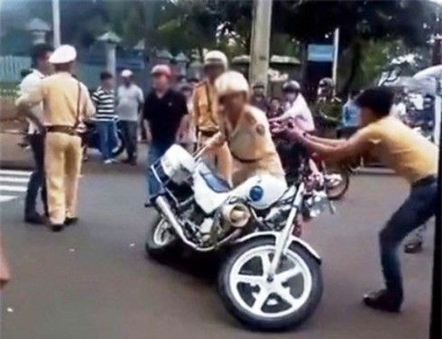 Say xỉn lái xe còn đánh CSGT gây thương tích - ảnh 1