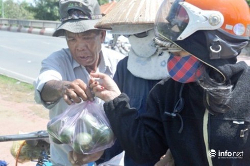 Cụ ông bán cam lao xe mất phanh vào lề đường để tránh gây tai nạn - ảnh 4