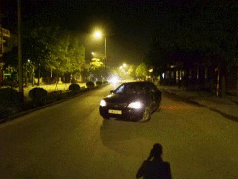 5 gã trai làng bất thình lình dùng súng chặn ô tô, cướp tiền - ảnh 1