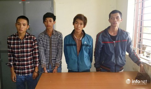 5 gã trai làng bất thình lình dùng súng chặn ô tô, cướp tiền - ảnh 2