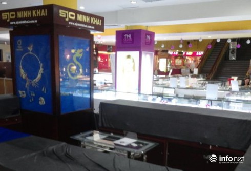 Camera ghi hình 7 tên trộm đột nhập siêu thị, vơ vét cửa hàng vàng bạc - ảnh 1