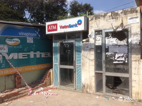 Nhóm trộm đi ô tô cạy phá trụ ATM - ảnh 1