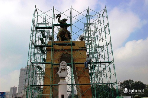 TP.HCM: Phong tỏa, chuẩn bị di dời cụm tượng đài trước chợ Bến Thành - ảnh 1