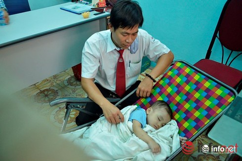 Hơn 20 người nhận nuôi bé trai bị bỏ rơi ở TP.HCM - ảnh 2