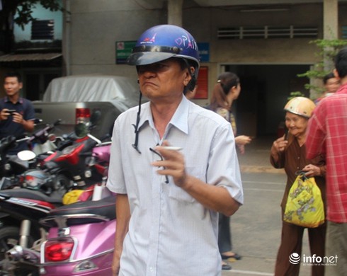 Hàng xóm xác nhận bé trai bị bỏ rơi từng được hai mẹ con đến nhận nuôi - ảnh 1