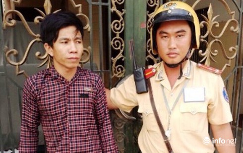 Bị CSGT dừng xe, tên