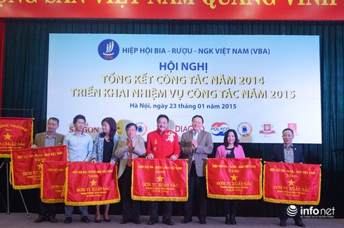 Ông chủ Tân Hiệp Phát dự hội nghị tại Hà Nội, nhận cờ thi đua - ảnh 1