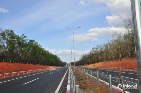 Tất bật cho ngày thông xe cao tốc hơn 900 triệu USD - ảnh 11