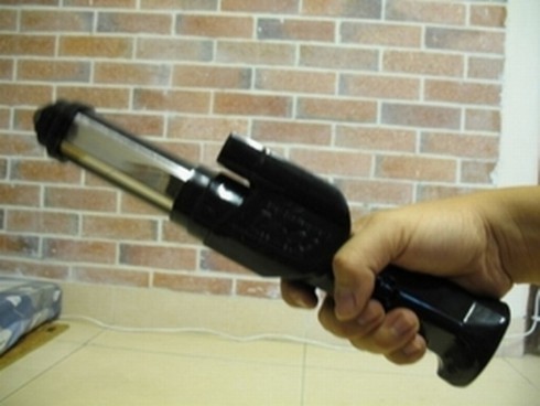 Nhóm cướp táo tợn ép xe, dùng roi điện gí vào cô gái - ảnh 1