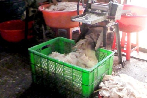 Thu giữ hơn 500 kg da heo không nguồn gốc tại cơ sở sản xuất “chui” - ảnh 1