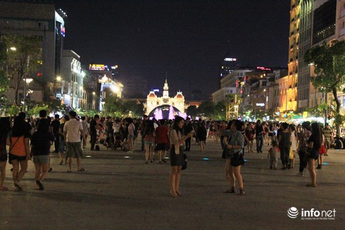 Những chú chó cực đáng yêu dạo chơi trên phố đi bộ Sài Gòn - ảnh 16