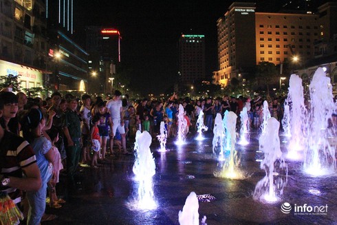 Những chú chó cực đáng yêu dạo chơi trên phố đi bộ Sài Gòn - ảnh 17