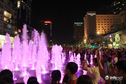 Những chú chó cực đáng yêu dạo chơi trên phố đi bộ Sài Gòn - ảnh 18