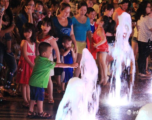 Những chú chó cực đáng yêu dạo chơi trên phố đi bộ Sài Gòn - ảnh 19