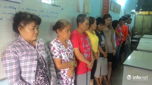 Bắt sòng bạc “quý bà”, thu giữ gần 100 triệu đồng tang vật - ảnh 1