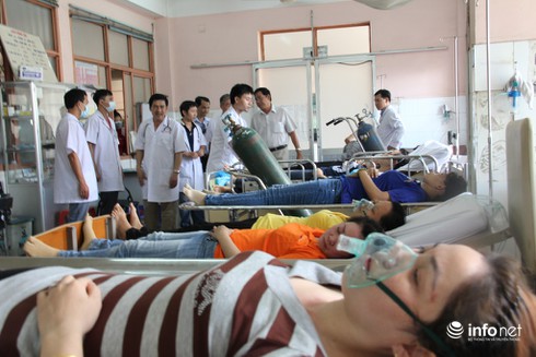 Gần 100 công nhân nhập viện sau bữa cơm trưa nghi do ngộ độc - ảnh 1