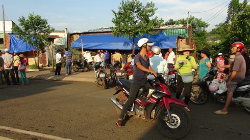 Bình Phước: Truy xét hung thủ đâm chết gia chủ trước nhà - ảnh 1