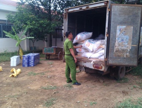 Bắt giữ xe tải chở lượng lớn thuốc lá và đường nhập lậu - ảnh 1
