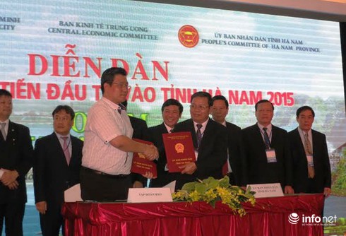 Tỉnh Hà Nam trao giấy chứng nhận, cam kết cho nhiều nhà đầu tư - ảnh 1