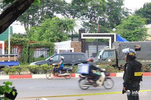 Hai nghi can vụ thảm sát ở Bình Phước diễn lại cách đột nhập nhà nạn nhân - ảnh 4