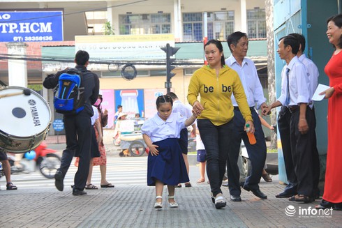 TP.HCM: Xúc động hình ảnh lễ khai giảng của học sinh khiếm thị - ảnh 1
