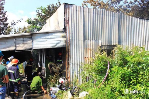 “Bà hỏa” thiêu rụi ba căn nhà vùng ven TP.HCM - ảnh 1