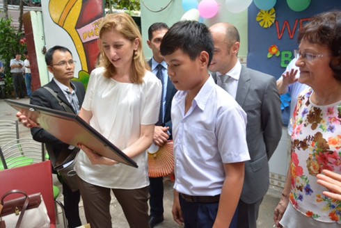 Con gái Tổng thống Italia thăm trường dành cho trẻ em nghèo ở TP.HCM - ảnh 2