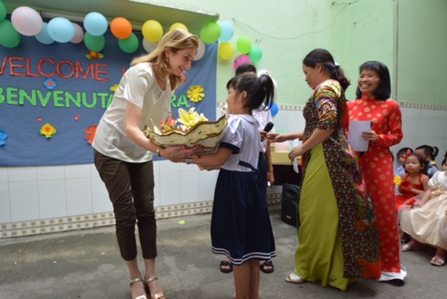 Con gái Tổng thống Italia thăm trường dành cho trẻ em nghèo ở TP.HCM - ảnh 1