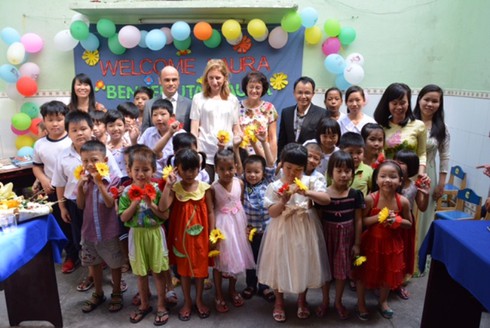 Con gái Tổng thống Italia thăm trường dành cho trẻ em nghèo ở TP.HCM - ảnh 3
