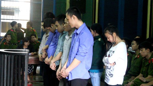 Công an phát tờ rơi tận nhà dân cảnh báo lừa đảo - ảnh 1