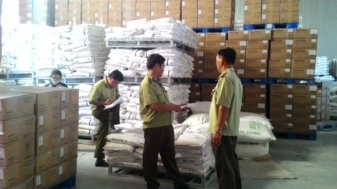 Phát hiện hàng chục tấn thức ăn gia súc nghi có chất cấm - ảnh 2