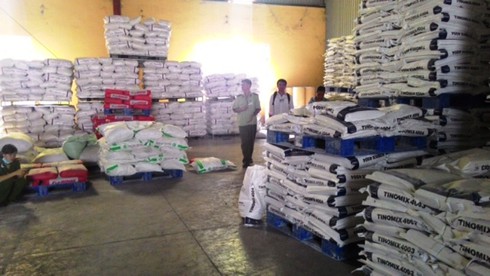 Phát hiện hàng chục tấn thức ăn gia súc nghi có chất cấm - ảnh 1